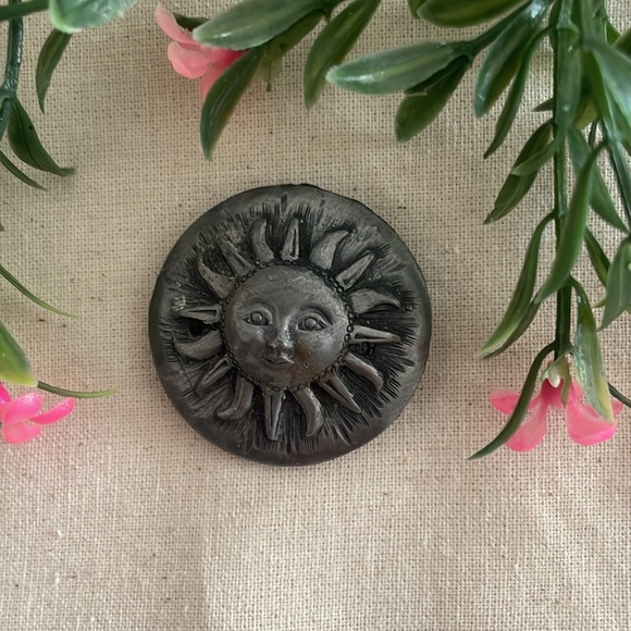 VINTAGE Pewter Smiling Sun Face Brooch! - Picture 4 of 7